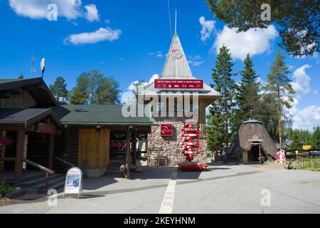 Linea di cerchio artico parallelo nel villaggio di Babbo Natale a Rovaniemi, Finlandia Foto Stock