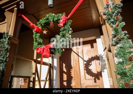 15 novembre 2022, Sassonia-Anhalt, Wörlitz: Una corona di Natale è appesa all'edificio della cucina del castello di Wörlitz. Dopo che il tradizionale 'primo Avvento a Wörlitz' non poteva aver luogo negli ultimi due anni a causa di pandemia, una nuova edizione è prevista per quest'anno. Il mercato dell'Avvento si terrà nuovamente dal 25 al 27 novembre 2022. Foto: Jan Woitas/dpa Foto Stock