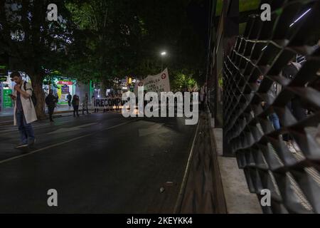 Buenos Aires, Argentina. 14th Nov 2022. L'Assemblea della Salute, i residenti e i partecipanti degli Ospedali della città di Buenos Aires richiedono urgentemente una ricomposizione salariale, effettuando una marcia notturna con lanterne e candele sotto lo slogan che la salute non va fuori. Sono stati in sciopero per la nona settimana. (Credit Image: © Esteban Osorio/Pacific Press via ZUMA Press Wire) Foto Stock