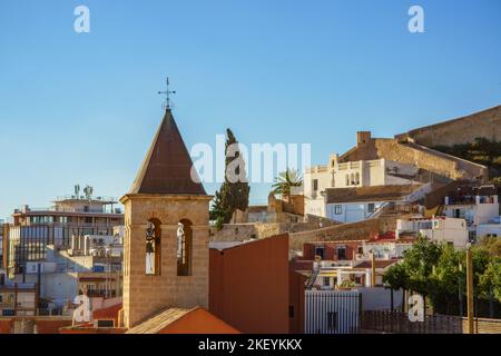 Vista sul pittoresco quartiere di Santa Cruz nella città di Alicante, Spagna Foto Stock