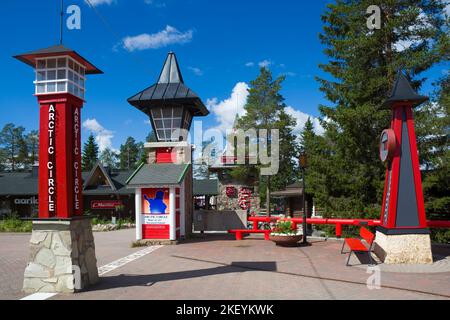 Linea di cerchio artico parallelo nel villaggio di Babbo Natale a Rovaniemi, Finlandia Foto Stock