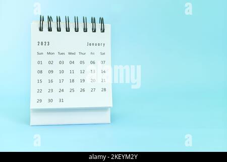 Focalizzazione selettiva del calendario da tavolo di gennaio 2023 su sfondo blu con spazio per le copie. Foto Stock