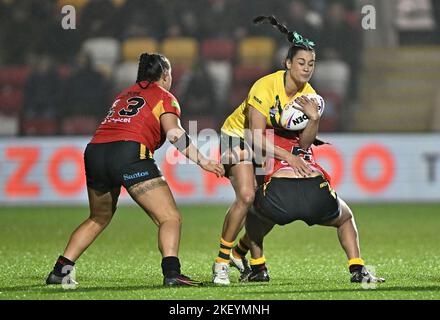 York, Regno Unito. 14th Nov 2022. Coppa del mondo della lega di rugby femminile. Australia V Papua Nuova Guinea. Stadio LNER Community. York. Yasmin Clydsdale (Australia) è combattuta da Jessikah Reeves (Papua Nuova Guinea, 13) e da sera Koroi (Papua Nuova Guinea) durante la semifinale Australia V Papua Nuova Guinea nella partita di Coppa del mondo di rugby femminile. Credit: Sport in Pictures/Alamy Live News Foto Stock