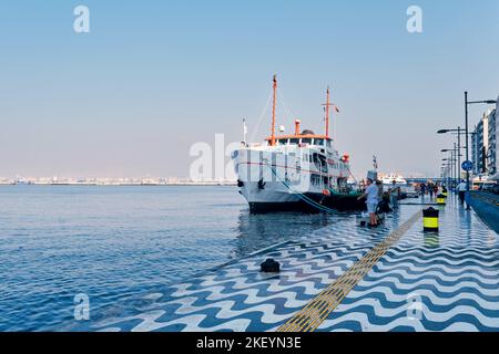 Smirne, Turchia - Ottobre, 2022: Persone che pescano in via Kordon nel distretto portuale di Alsanak, İzmir, Turchia. Pasaport District è un popolare turista A. Foto Stock