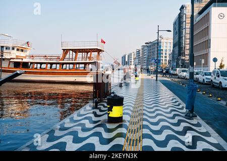 Smirne, Turchia - Ottobre, 2022: Persone che pescano in via Kordon nel distretto portuale di Alsanak, İzmir, Turchia. Pasaport District è un popolare turista A. Foto Stock