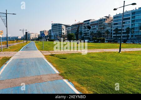 Smirne, Turchia - Ottobre, 2022: Percorso ciclabile o strada nel parco di Smirne Kordon ad Alsancak, Smirne, Turchia. Foto Stock