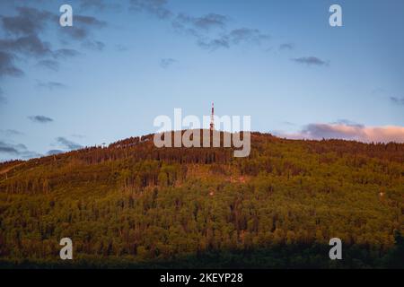 Vista dalla città di Szczyrk sul monte Skrzyczne, la cima più alta delle montagne di Beskids della Slesia, la contea di Bielsko, la Voivodato della Slesia nel sud della Polonia Foto Stock