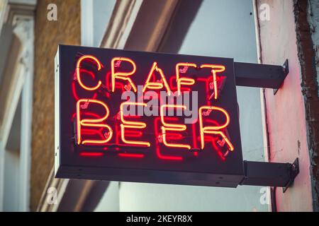 Insegna al neon per birra artigianale a East London, Inghilterra Foto Stock