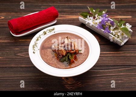 Minestra di miso con funghi shiitake su fondo di legno con entourage Foto Stock