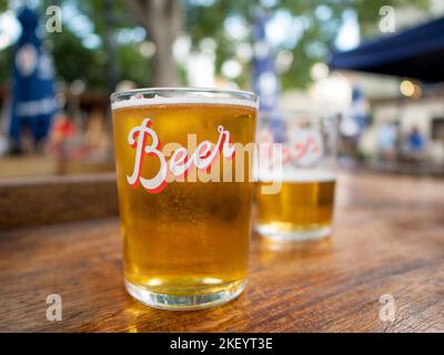 Primo piano di una pinta di lager sul tavolo di un pub birreria all'aperto, Regno Unito Foto Stock