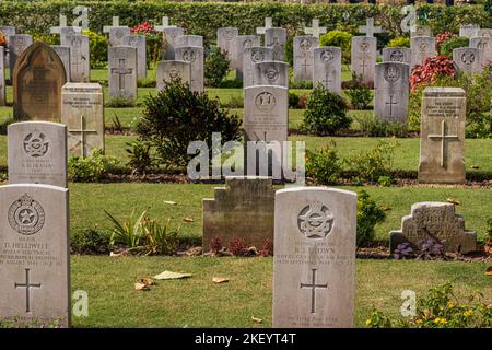 Kolkata, Bengala Occidentale, India. 14th Nov 2022. Originariamente noto come Giornata dell'armistizio, Remembrance DayÂ commemora la firma dell'accordo di pace che terminò la prima guerra mondiale alle 11 del 11 novembre 1918. È un momento per ricordare e onorare la memoria di.coloro che hanno servito, sono attualmente al servizio, e quelli che abbiamo perso per la causa 'Lest We Forget'. La domenica della memoria è un giorno speciale riservato per ricordare e rendere omaggio ai sacrifici fatti da tutti coloro che hanno dato la vita per la pace e la libertà nelle due guerre mondiali e nei conflitti successivi. Si tiene ogni anno, alle 11 del mattino del secondo Foto Stock