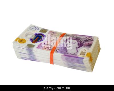 Grande pila di soldi sotto forma di banconote da 20 sterline britanniche che ammontano a migliaia di dollari in contanti contro uno sfondo bianco ritagliato Foto Stock