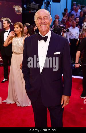 Foto del file datata 30/8/2016 di Len Goodman che ha annunciato che sta scendendo dal suo ruolo di giudice capo su Dancing with the Stars (DWT) dopo più di 15 anni con la mostra degli Stati Uniti. Il ballerino professionista inglese e l'ex giudice come Dancing rigorosamente, ha detto che voleva "dedicare più tempo ai miei nipoti e alla mia famiglia" nel Regno Unito. Data di emissione: Martedì 15 novembre 2022. Foto Stock