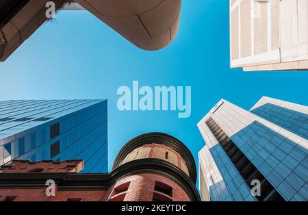 Adelaide City, South Australia - 23 agosto 20019: Alti edifici visti contro il cielo blu nel centro della città di Adelaide mentre si guarda in su in un giorno da Foto Stock