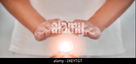 Mani, energia leggera e chakra guarigione per la salute spa e benessere di lusso. Donna palma, terapia reiki e aura spirituale esperto o sano potere Foto Stock