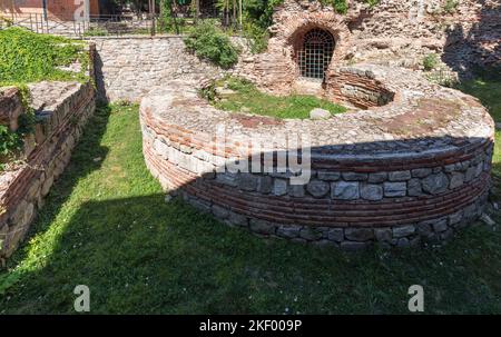 Perfettamente conservato ai nostri giorni e accuratamente restaurati resti di muratura in pietra Torre rotonda meridionale, parte delle mura di fortificazione dell'antica Plovdiv Foto Stock