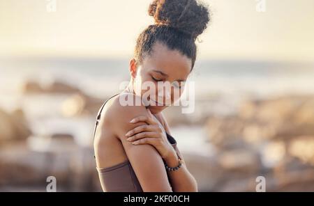 Fitness, donna nera e dolore al braccio da lesioni sportive, esercizio fisico o allenamento incidente all'aperto. Donna afro-americana che soffre di Foto Stock