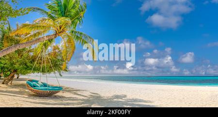 Spiaggia tropicale rilassante come paesaggio estivo dell'isola con altalena o amaca sulla palma, vicino a una fantastica vista sul mare. Splendida vacanza panoramica sulla spiaggia Foto Stock