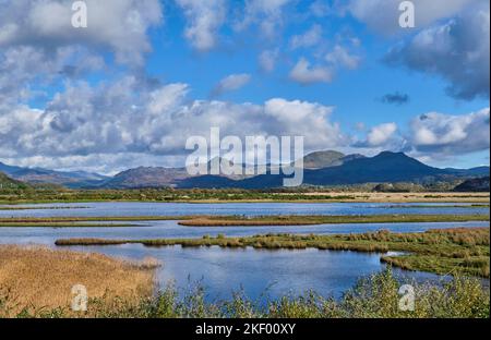 Guardando verso Cnicht e Moel-yr-hydd dal COB, Porthmadog, Gwynedd, Snowdonia, Galles Foto Stock