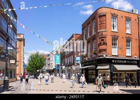 Worcester centro città negozi e persone sulla strada alta in Worcester Worcester Worcester Inghilterra UK GB Europa Foto Stock