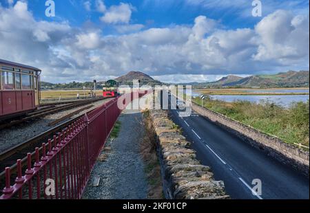 Motore e treno sulla Ffestiniog Railway, Porthmadog, Gwynedd, Snowdonia, Galles Foto Stock