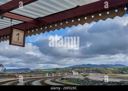 Linee ferroviarie a scartamento ridotto presso la stazione ferroviaria di Porthmadog Harbour, che si affaccia sul COB, Porthmadog, Gwynedd, Galles Foto Stock