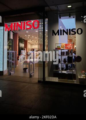 Miniso. Catena cinese di negozi di varietà e rivenditori a basso costo. Málaga, Spagna. Foto Stock