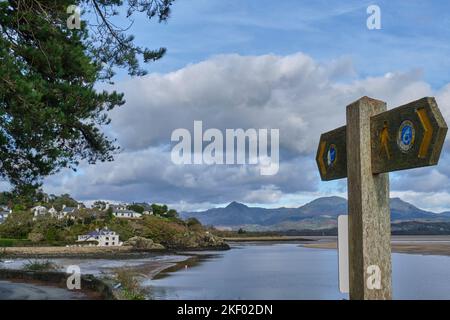 Il sentiero della costa gallese sull'estuario di Dwyryd vicino a Borth-y-Gest, Porthmadog, Gwynedd, Snowdonia, Galles Foto Stock