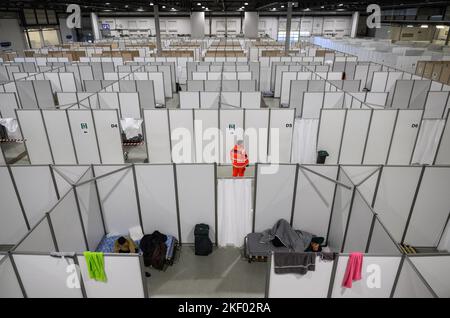 Dresda, Germania. 15th Nov 2022. Pareti divisorie stand nella sala espositiva 4 a Messe Dresden. I rifugiati sono attualmente ospitati nella sala. La sala deve essere utilizzata come alloggio temporaneo per un massimo di 550 persone. Credit: Robert Michael/dpa/Alamy Live News Foto Stock