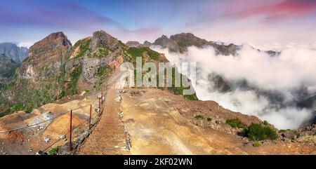 Si affaccia su un evento di inversione di nuvole mentre escursioni a piedi il Pico do Arieiro a Pico Ruivo sentiero di montagna a Madeira Foto Stock