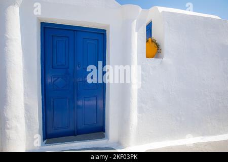Bella sfondo di viaggio per la vacanza banner. Case bianche nella città di Oia sull'isola di Santorini, panorama. Panorami mozzafiato Foto Stock