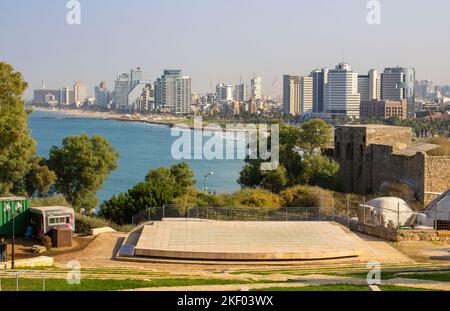 3 novembre 2022 Una vista sulla baia di Tel Aviv Israele dai giardini sopraelevati della Chiesa Francescana di San Pietro a Jaffa Foto Stock