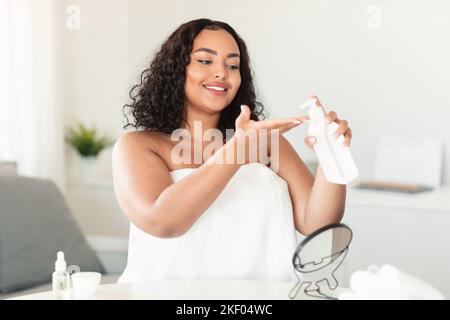 Corpo nutriente. Bella crema idratante nera Plus size per donna, per trattamenti di cura della pelle a casa Foto Stock