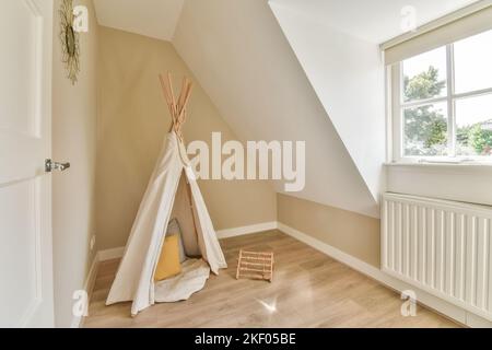 Interno di camera bianca con Corner Children's Toy Game House con cuscino in luce del giorno Foto Stock