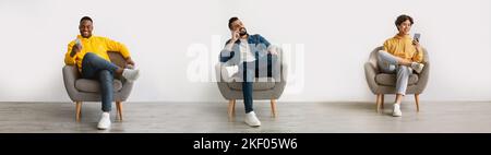 Tre uomini diversi che usano i telefoni cellulari mentre si rilassano in poltrone a casa Foto Stock