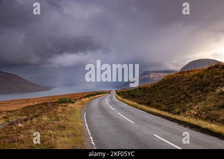 Rainstorm su Little Loch Broroom negli altopiani della Scozia Foto Stock