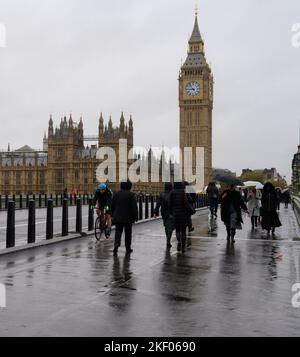 Centro di Londra, Regno Unito. 15th novembre 2022. UK Weather: Turisti e pendolari sfidano le pesanti docce a pioggia nel centro di Londra. Londra. Credit: Celia McMahon/Alamy Live News. Foto Stock