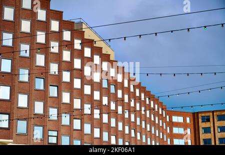 Tramontare il sole riflettendo nelle finestre dell'hotel Foto Stock