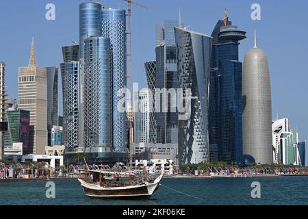 Doha, Qatar. 15th Nov 2022. Un dhow tradizionale si trova di fronte allo skyline di Doha. La partita di apertura tra il Qatar e l'Ecuador darà il via alla Coppa del mondo 2022 il 20 novembre. Credit: Federico Gambarini/dpa/Alamy Live News Foto Stock