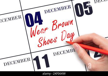 Dicembre 4th. Testo scritto a mano Wear Brown Shoes Day in data di calendario. Salvare la data. Vacanza. Concetto giorno dell'anno. Foto Stock