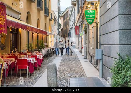 MILANO, ITALIA - 15 MAGGIO 2018: Questa è una delle strade pedonali del quartiere Brera, una delle zone più frequentate della città per il relax Foto Stock