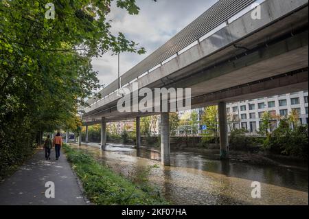 Una strada a doppia carreggiata che segue direttamente il fiume Sihl, Zurigo, Svizzera Foto Stock