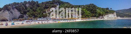 Vista panoramica sulla bellissima spiaggia di Urbani a Sirolo, sotto il Monte Conero Foto Stock