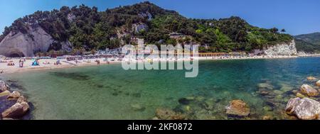 Vista panoramica sulla bellissima spiaggia di Urbani a Sirolo, sotto il Monte Conero Foto Stock