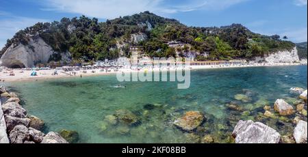 Vista panoramica sulla bellissima spiaggia di Urbani a Sirolo, sotto il Monte Conero Foto Stock