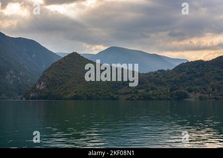 Lago Perucac e Tara montagna con cielo incredibile al tramonto Foto Stock