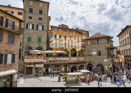 Bancarelle di mercato in Piazza della Repubblica nella cittadina collinare di Cortona in Toscana Foto Stock