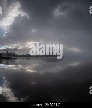 La prima mattina nebbia e la bassa nuvola pende su Derwentwater, English Lake District. Foto Stock