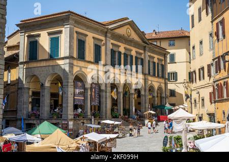 Teatro Signorelli in Piazza Luca Signorelli nella città collinare di Cortona in Toscana Foto Stock