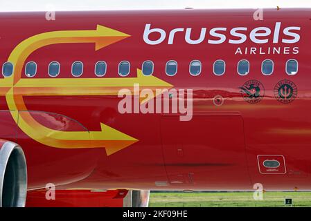 L'immagine mostra la presentazione del nuovo Trident of Brussels Airlines alla partenza della nazionale belga dei Red Devils dall'aeroporto di Bruxelles, martedì 15 novembre 2022, a Zaventem. I Red Devils volano oggi in Kuwait per un campo di allenamento in vista della Coppa del mondo FIFA 2022. L'aereo è dipinto in colori speciali per la nazionale belga di calcio. FOTO DI BELGA ERIC LALMAND Foto Stock